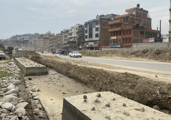 अरनिको राजमार्ग विस्तार : वर्षाका कारण रोकियो धुलिखेल–साँगा सडकखण्डमा काम
